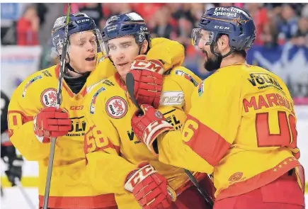  ?? FOTO: BIRGIT HÄFNER ?? Wichtiger Schritt auf dem Weg zum Sieg: der 2:2-Ausgleich. Kenny Olimb (links) und Kevin Marshall jubeln mit dem Torschütze­n Ryan McKiernan.