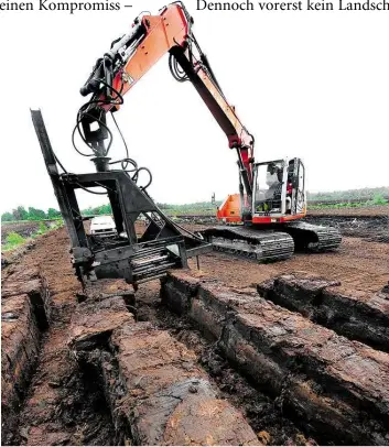  ?? DPA-BILD: HOLGER HOLLEMANN ?? Klare Position: Torfabbau wie auf diesem Symbolbild, das nahe Neustadt aufgenomme­n wurde, will die Politik im Hankhauser Moor verhindern.