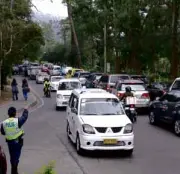  ?? RICHARD BALONGLONG /INQUIRER NORTHERN LUZON ?? BAGUIO residents and visitors endure heavy traffic jams on Leonard Wood Road, which leads to the summer capital’s major tourist spots like the Wright and Mines View Parks and the presidenti­al Mansion.
