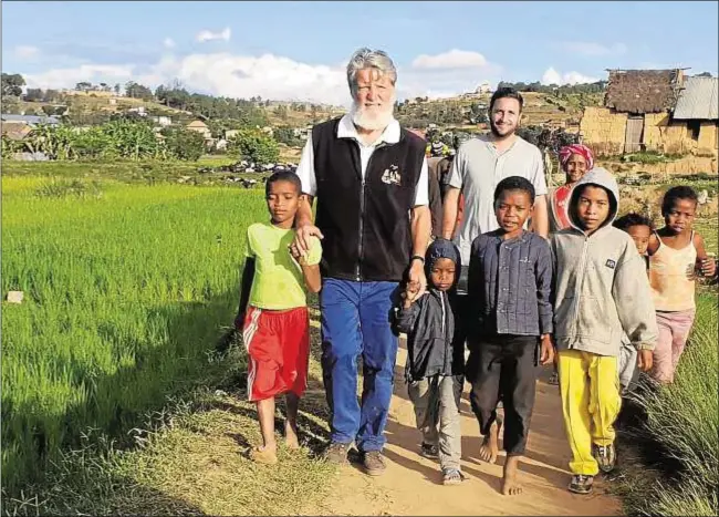  ??  ?? El padre Pedro Pablo Opeka y Gastón Vigo, con un grupo de niños de Akamasoa