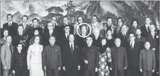  ?? SUPPLIED: UNIVERSITY OF ALBERTA PRESS, XINHAU NEWS PHOTO, FILE ?? Then Chinese premier Zhou Enlai stands in the centre of the  rst row,  anked by Pierre
Trudeau and Margaret Trudeau. Brian Evans (circled) stands behind Zhou.