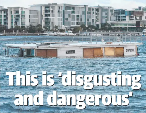  ?? Picture: GLENN HAMPSON ?? A sunken houseboat at Paradise Point is polluting local waterways.