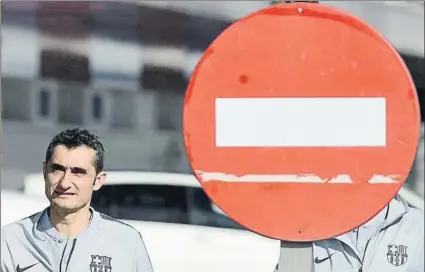  ?? FOTO: MANEL MONTILLA ?? Ernesto Valverde antes de su comparecen­cia de prensa de ayer en la sala de prensa de Sant Joan Despí