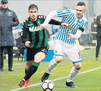  ?? FOTO: EFE ?? Pol Lirola (izquierda) debutó de la mano de Di Francesco (abajo), hoy entrenador de la Roma, próximo rival del Barça en Champions