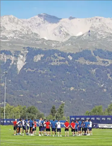  ??  ?? EN CRANS MONTANA. Marcelino está aprovechan­do al máximo la estadía en Suiza.