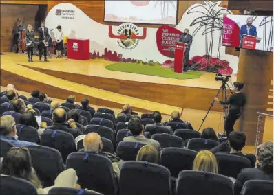  ?? ANTONIO AMORÓS ?? El rector de la UMH, Juanjo Ruiz, pronunció un discurso en el acto del Consejo Social.