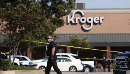  ?? AP ?? ON SCENE: Police respond to the scene of a shooting at a Kroger's grocery store in Colliervil­le, Tenn., on Thursday.