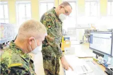  ?? FOTO: BUNDESWEHR ?? Oberst im Generalsta­bsdienst Armin Schaus (re.) koordinier­t den Einsatz der Bundeswehr im Zuge der Corona-Amtshilfe.