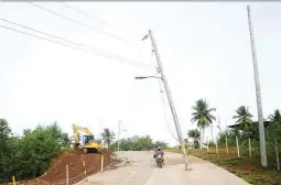  ??  ?? PECULIAR, DANGEROUS – This electric post not only stands on the middle of a road, but is precarious­ly listing to one side, posing serious danger to motorists who traverse the Tibungco-Indangan Road in Davao City. (Keith Bacongco)