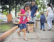  ?? DIANA MÉNDEZ ?? Arriba: Los juguetes se crearon con cartón, pinturas y telas. Abajo, izquierda: Noah Waker y Matías Brenes hicieron máscaras. Abajo, derecha: Blanca Sánchez, de 6 años, buscó materiales para jugar.