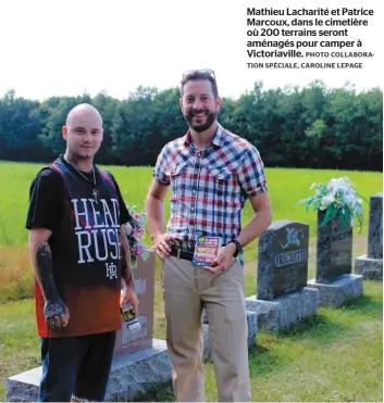  ?? PHOTO COLLABORAT­ION SPÉCIALE, CAROLINE LEPAGE ?? Mathieu Lacharité et Patrice Marcoux, dans le cimetière où 200 terrains seront aménagés pour camper à Victoriavi­lle.