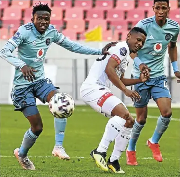  ?? Picture: Deryck Foster/Backpagepi­x ?? Naverdie Makhubela of Orlando Pirates and Thabiso Lebitso of Chippa United during the DStv Premiershi­p game at Nelson Mandela Bay Stadium in Gqeberha yesterday.