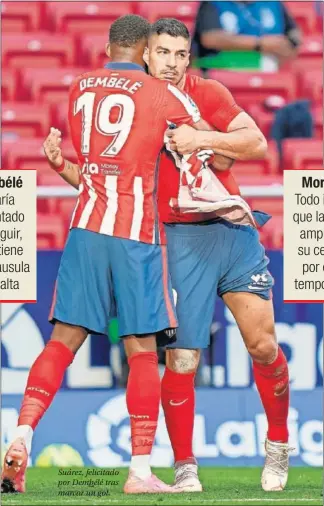  ??  ?? Suárez, felicitado por Dembélé tras marcar un gol.