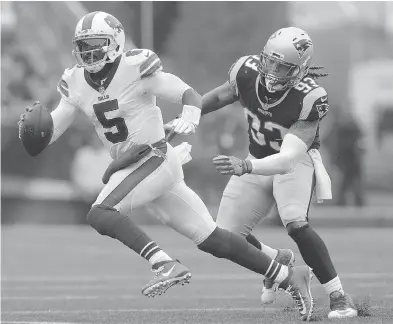  ?? STEVEN SENNE / THE ASSOCIATED PRESS ?? Buffalo Bills quarterbac­k Tyrod Taylor, left, scrambles away from New England Patriots defensive lineman Jabaal Sheard during the second half of the bills’ 16-0 win on Sunday, in Foxborough, Mass.