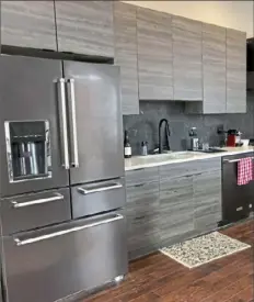  ??  ?? The kitchen’s cabinetry features slab doors.