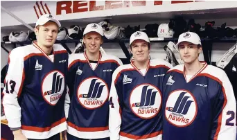  ??  ?? Daniil Kuzmin, Jack Tucker, Jacob Arseneault et Mathew Waite, des Wildcats, posent avec l’uniforme des Hawks de Moncton. - Gracieuset­é