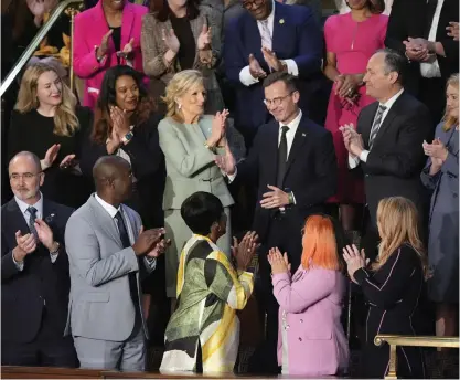  ?? FOTO: ANDREW HARNIK ?? Sveriges statsminis­ter Ulf Kristersso­n blev uppmärksam­mad i ”State of the Union”. Bredvid honom på åskådarläk­taren fanns presidenth­ustrun Jill Biden.