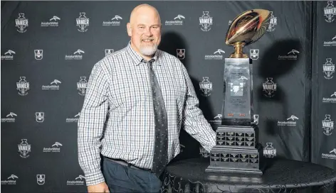  ?? SUBMITTED ?? Five-time AUS coach of the year Jeff Cummins has plenty of reasons to smile. He was just honoured at the All-Canadian Gala with the Frank Tindall Coach of the Year award — his second time receiving the honour.