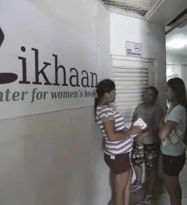  ?? —JOAN BONDOC ?? Womenwait for consultati­on at Likhaan Center for Women’s Health.