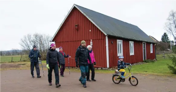  ?? Bild: HENRIK WILLIAMSSO­N ?? GICK IVÄG. Jan Fagerholm, Siv Berg, Ingrid Axelsson och familjen Karin, Anders och Walter Krantz startade annadagsru­ndan vid vid nyinköpta Ordenshuse­t.