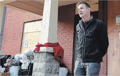  ?? TODD VANDONK PETERBOROU­GH THIS WEEK ?? Members of the Bolivar Residents Neighbourh­ood Associatio­n join Town Ward candidates in front of the rooming house at 494/496 Bolivar St. that was recently shut down by the city fire department for numerous fire code violations. The associatio­n has been working several years with the city, police, fire, and health unit to address the problemati­c rooming house.