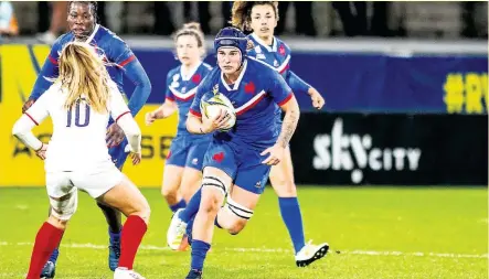  ?? Photo Icon Sport ?? Après avoir vaincu les Fidjiennes, les Françaises, ici Charlotte Escudero, vont affronter l’Italie samedi matin en quart de finale.