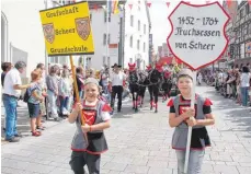  ??  ?? Aus Scheer sind die Ritter angereist, um am Umzug teilzunehm­en.