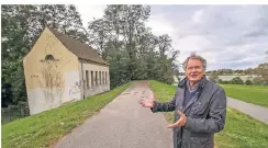  ?? RP-FOTO: HANS-JÜRGEN BAUER ?? Der Heimat- und Bürgervere­in (hier Armin Mahn) hatte als Standort den Deich am Herbert-Eulenberg-Weg vorgeschla­gen.