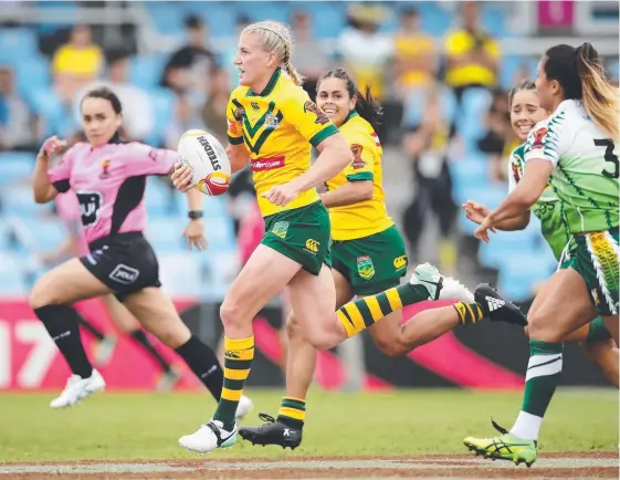  ?? Picture: GETTY IMAGES ?? Ali Brigginsha­w makes a break for Australia against Cook Islands in Sydney yesterday.