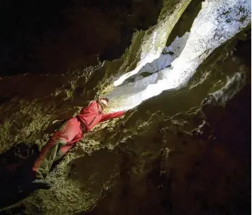  ?? Foto: Matthias Balk, dpa ?? Auf dem Weg durch den „Herz Canyon“: Höhlenfors­cher Peter Forster führt regelmäßig Besucher durch Deutschlan­ds höchstge legene Höhle am Wendelstei­n.