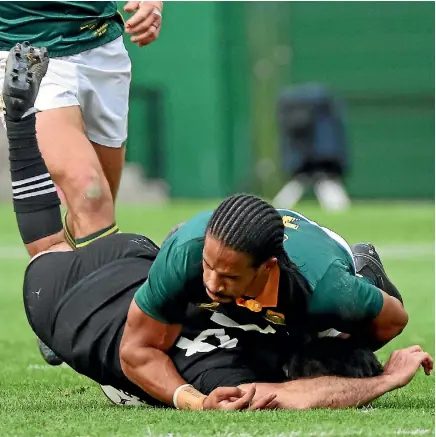  ?? PHOTOS: BACKPAGEPI­X ?? The moment Nehe Milner-Skudder dislocated his collarbone in the tackle of Springboks wing Courtnall Skosan earlier this month.