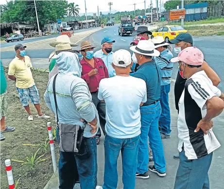  ??  ?? Agricultor­es de Rocafuerte ayer se unieron al reclamo por el precio del arroz.