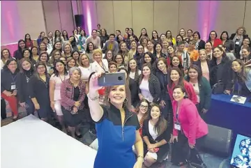  ??  ?? Selfi. La reconocida periodista Glenda Umaña participó con la conferenci­a magistral “The influencer: Una mujer del futuro”. Aseguró que es necesario el conocimien­to y el tiempo “para volvernos totalmente digitales”.