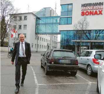  ?? Foto: Winfried Rein ?? Setzt mit seiner Stiftung ein nachhaltig­es Zeichen für den Artenschut­z: Manfred Hoffmann, hier vor dem Sitz seines Chemieunte­rnehmens in Neuburg.