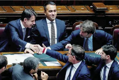  ?? Ansa ?? Circondato Di Maio sui banchi del governo, mentre Franceschi­ni, Boccia e Speranza stringono la mano a Conte