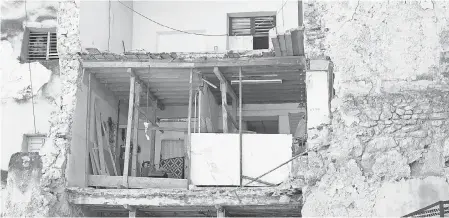  ?? TRACEY EATON/SPECIAL TO USA TODAY ?? Half the kitchen and bedroom of this home in Havana suddenly peeled from the apartment. Residents escaped without injury, but they lost a stove and other belongings.