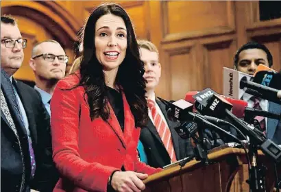  ?? MARTY MELVILLE / AFP ?? Estrella en alça Jacinda Ardern ha substituït
Andrew Little (a baix)