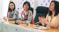  ?? EFE ?? informe. Las rectoras del Consejo Nacional Electoral (CNE), Socorro Hernández (i), Sandra Oblitas (c) y Tania D’Amelio (d), hablan durante el acto de entrega de informe de los observador­es internacio­nales.