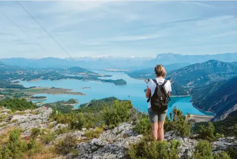  ?? Fotos: Solcher ?? Berge soweit das Auge reicht: der Ausblick auf den Stausee von Mediano.