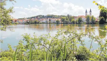  ?? FOTO: WOLFGANG HEYER ?? Dieser Tage präsentier­t sich der Bad Waldseer Stadtsee in einem Grünton.