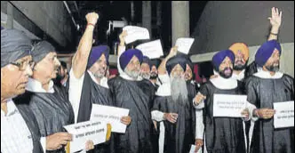  ?? KESHAV SINGH/HT ?? BLACK ROBE PROTEST: (From left) Three nonSikh MLAs — BJP’s Som Parkash and Arun Narang, and SAD’s NK Sharma — wear ‘patka’ and turban to express solidarity in protest with SAD chief Sukhbir Badal and others, at the Vidhan Sabha complex in Chandigarh on Friday.