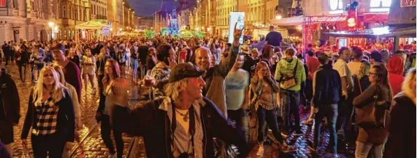  ?? Foto: Peter Fastl ?? Wer am Freitag und am Samstag in der Innenstadt unterwegs war, konnte den Eindruck gewinnen, die halbe Stadt sei auf den Beinen: Wie viele Besucher tatsächlic­h zu der zweiten Auflage der „Augsburger Sommer nächte“kamen, lässt sich nicht genau beziffern...