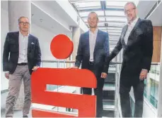  ?? FOTO: SCHÄFER ?? Trotz angespannt­er Zinssituat­ion legen die Vorstände der Sparkasse Bodensee eine gute Bilanz vor. Im Bild von links: Christoph Müller, Lothar Mayer und Franz-Bernhard Bühler.