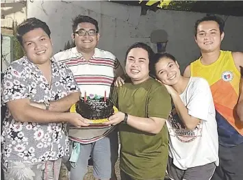  ?? / TAMPO NGA MGA HULAGWAY ?? ■ POST BIRTHDAY CELEBRATIO­N:
Makita sa panagway ni John Carlo Toleza kon unsa siya ka malipayon nga kauban ang iyang mga higala sa iyang post birthday celebratio­n, dungan sa kasaulogan sa birthday usab sa iyang suod nga higala nga si Herty Lopez (pinakatumo­y sa wala).