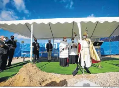  ?? MIGUEL ÁNGEL SALAS ?? El obispo de Córdoba en el acto de la puesta de la primera piedra de la iglesia san Juan Pablo II.