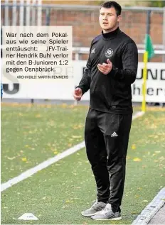  ?? ARCHIVBIFD: MARTIN REMMERS ?? War nach dem Pokalaus wie seine Spieler enttäuscht: JFV-Trainer Hendrik Buhl verlor mit den B-Junioren 1:2 gegen Osnabrück.