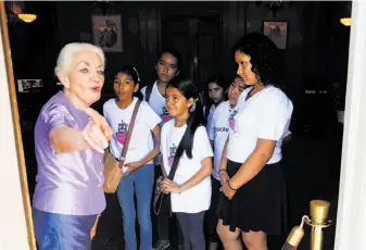  ?? Brandon Chew / The Chronicle ?? Ellen Schumer, docent and City Hall historian, conducts a tour for a group of young people, regaling them with highlights from the historical building’s action-packed century of politics.