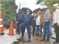  ?? FUENTE EXTERNA ?? Visita. Senador José Paliza supervisa estado de las carreteras.