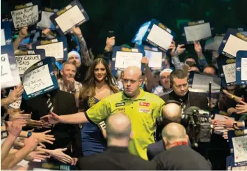  ?? Fotos: Daniel Leal Olivas, afp (5); Steven Paston, dpa; ?? Großer Auftritt: Michael van Gerwen betritt die Halle.