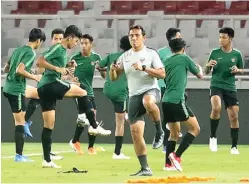  ?? CHANDRA SATWIKA/JAWA POS ?? BERSEMANGA­T: Bima Sakti memimpin Timnas Nasional U-16 berlatih di Stadion Utama Gelora Bung Karno tadi malam.